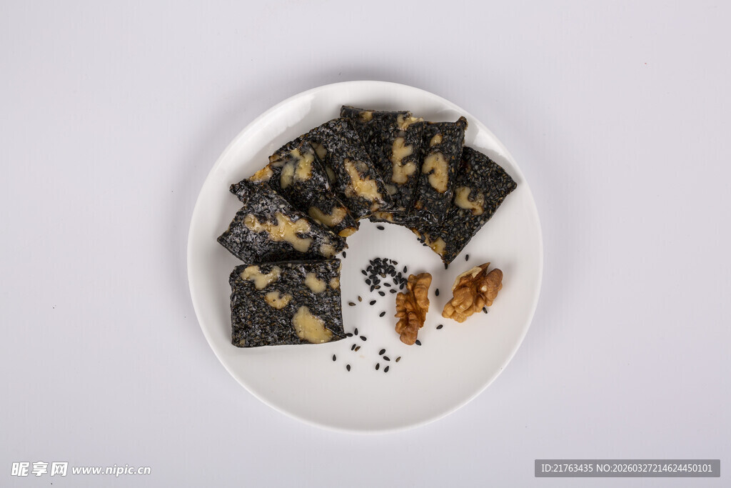 美味阿胶糕摆于白盘