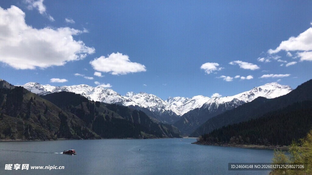高山湖泊壮丽风光
