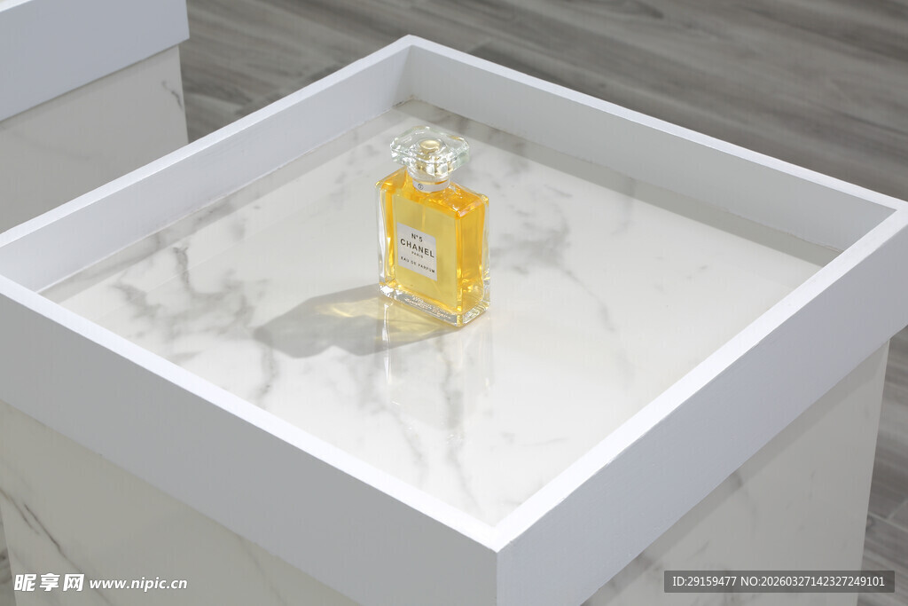 白色容器中的黄色物品