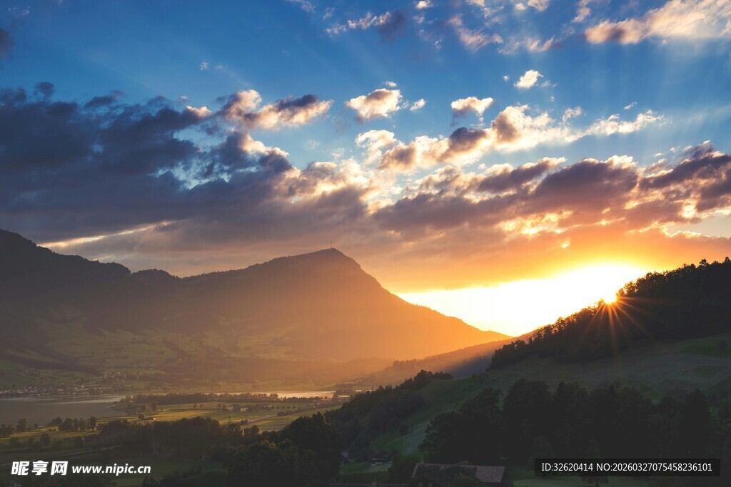 山间壮丽日出美景