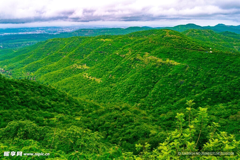 翠绿山峦美景