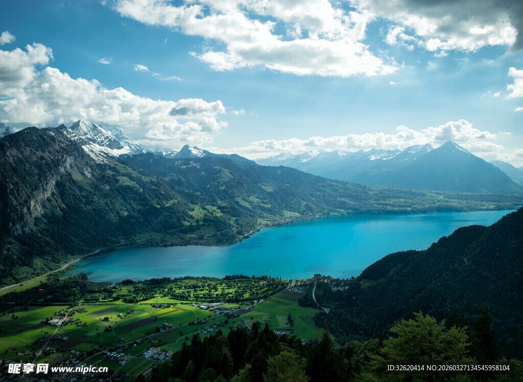 高山湖畔美景