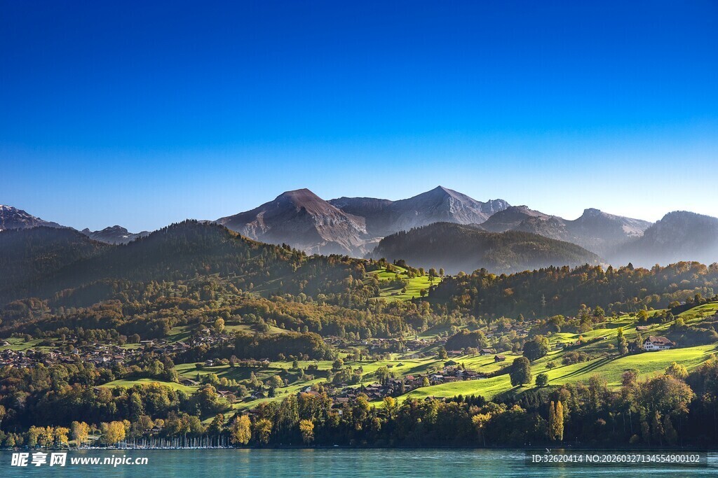 湖畔青山美景如画