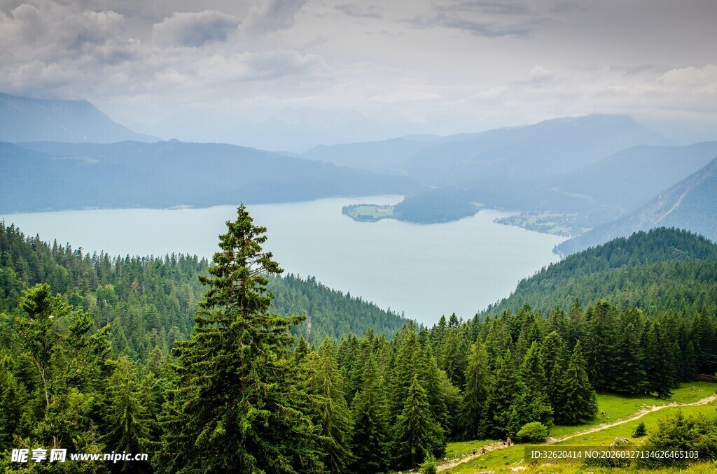 山间湖畔美景