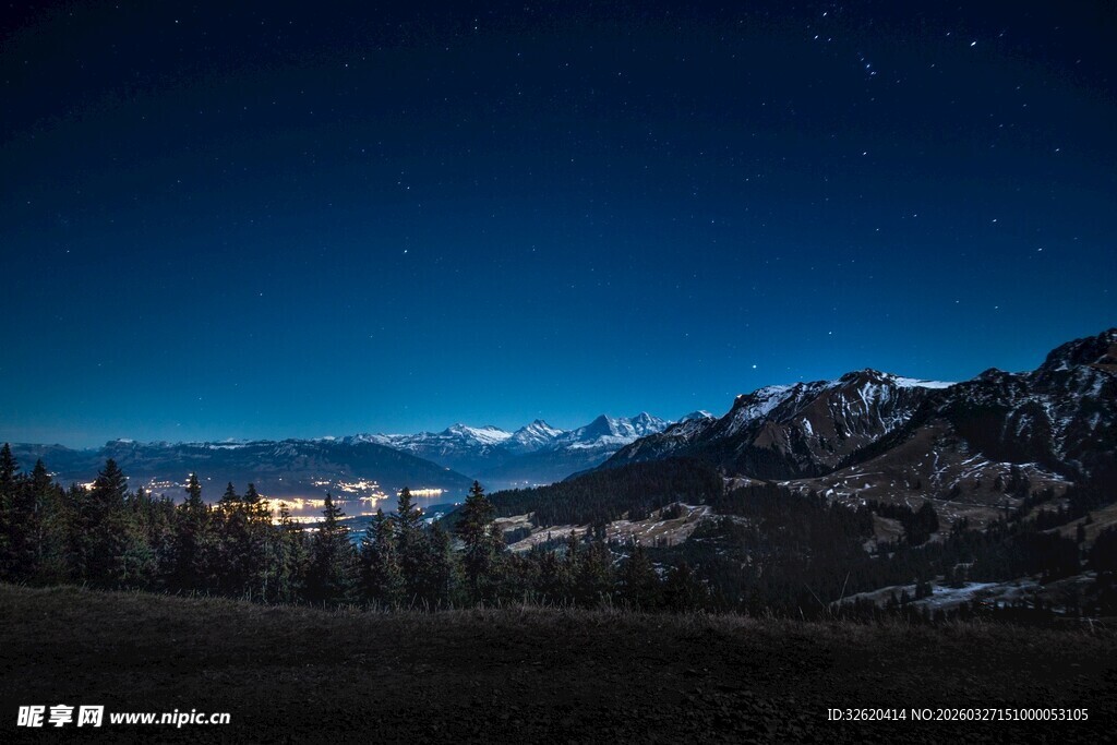 夜幕下的壮美雪山景观