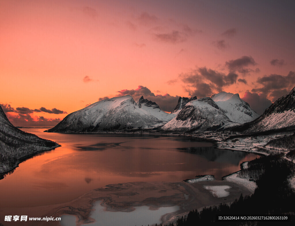 日落时分的雪山湖泊美景