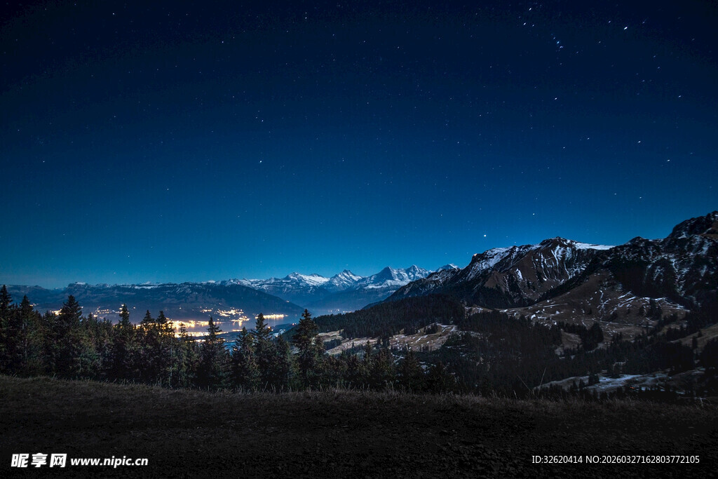 夜幕下的壮美雪山景色