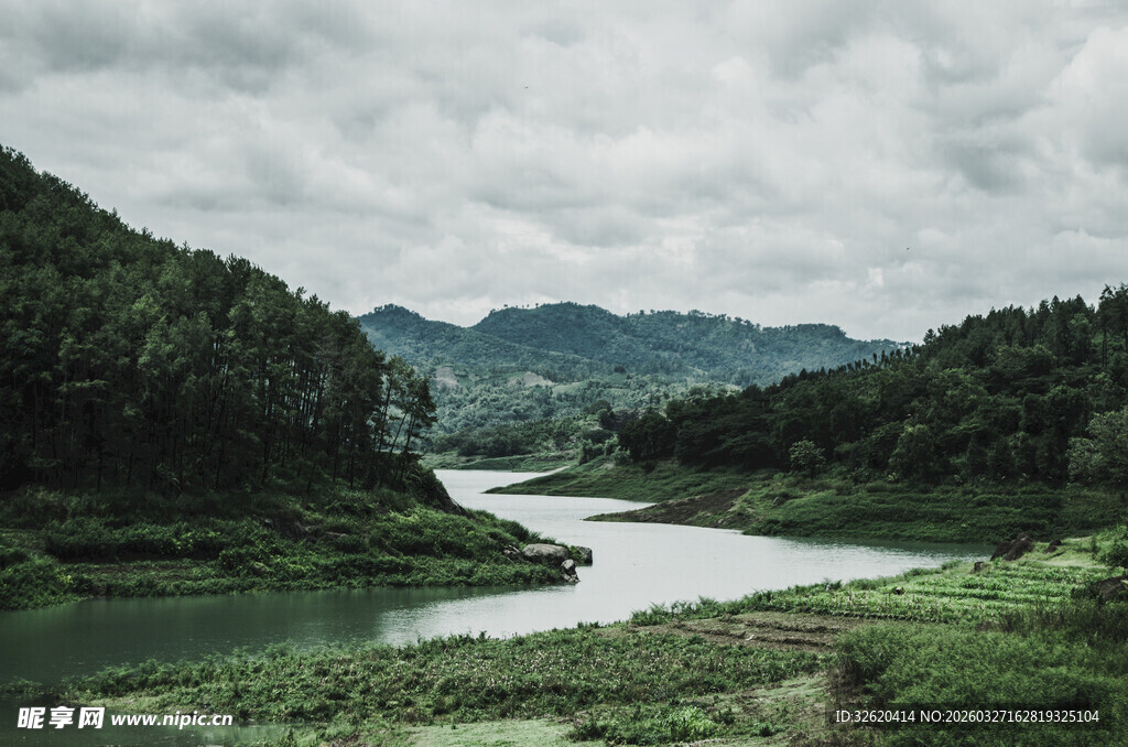 山间蜿蜒河流自然美景