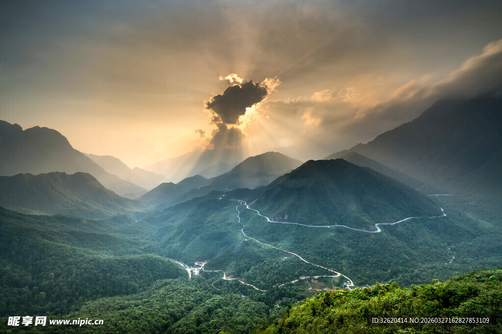 山间晨曦美景