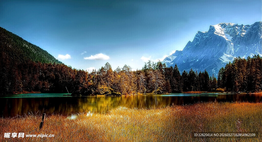 山间湖畔美景