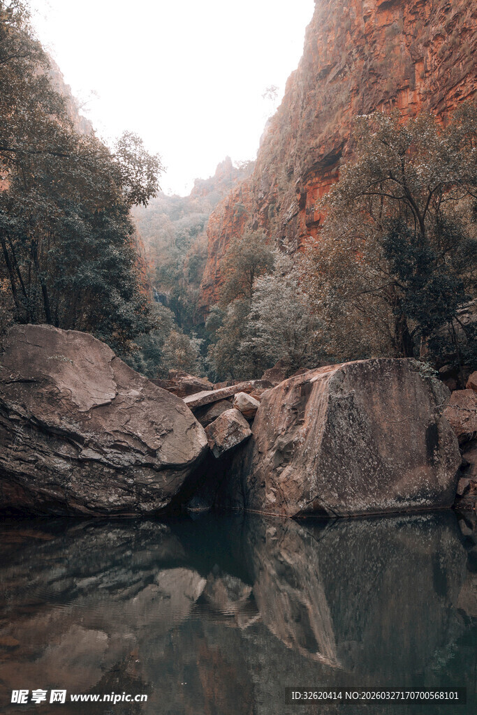 山间幽潭