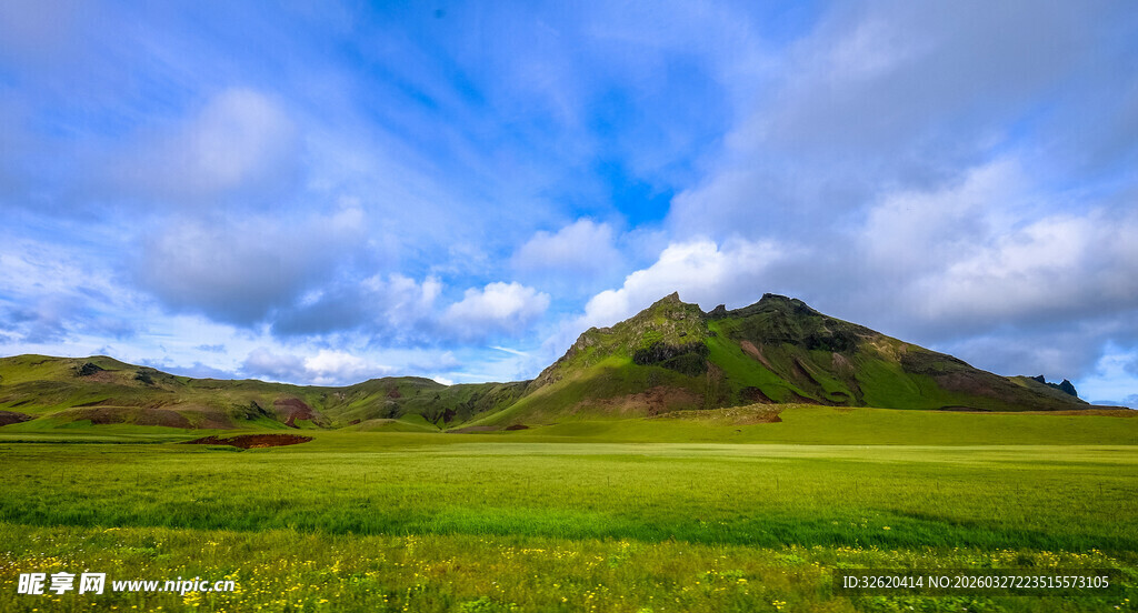 草原山丘蓝天美景