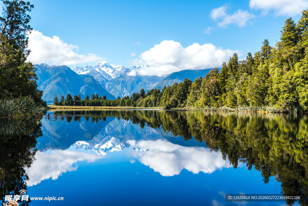 湖畔山林美景