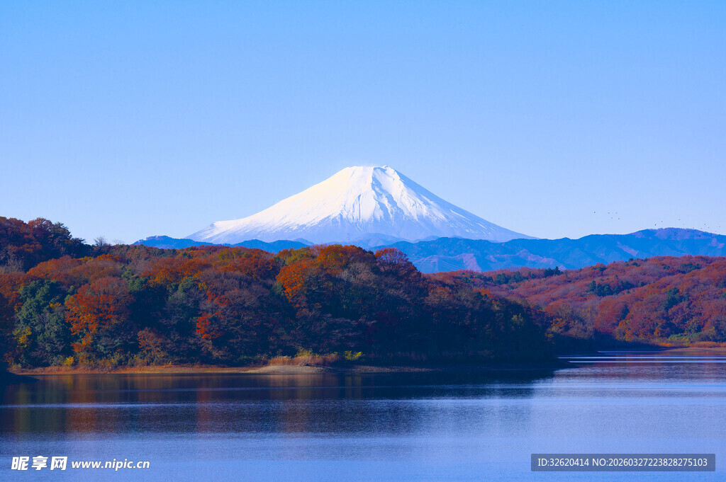 湖畔秋日美景