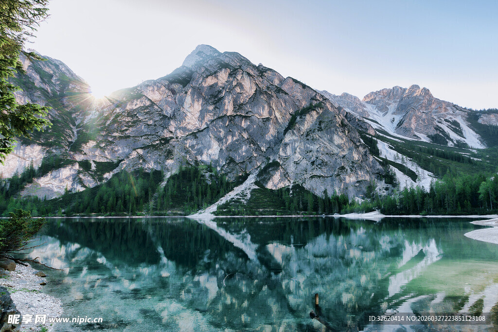 高山湖泊绝美自然景致