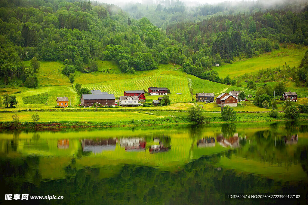 湖畔山村美景