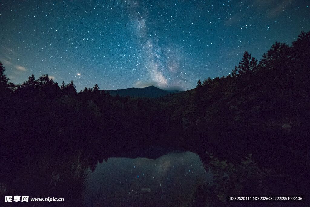 湖畔星空夜景