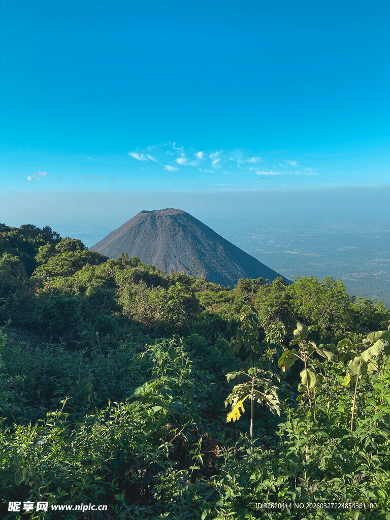 郁郁葱葱间的巍峨火山