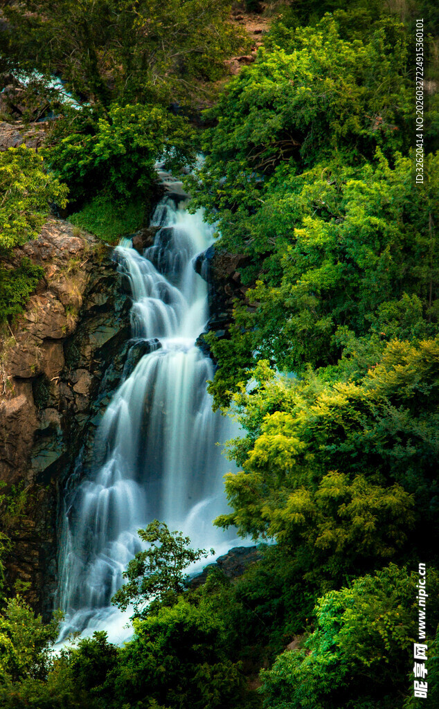 山间飞瀑