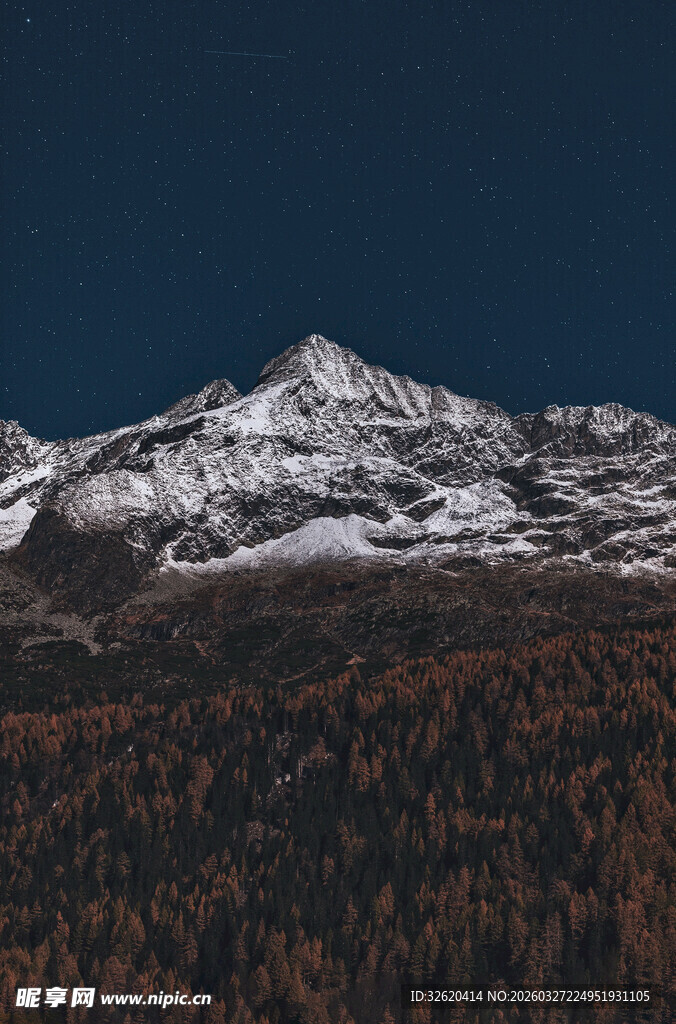 雪覆山峦