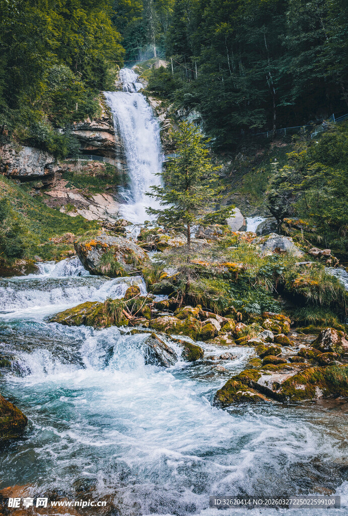 山间飞瀑溪流美景