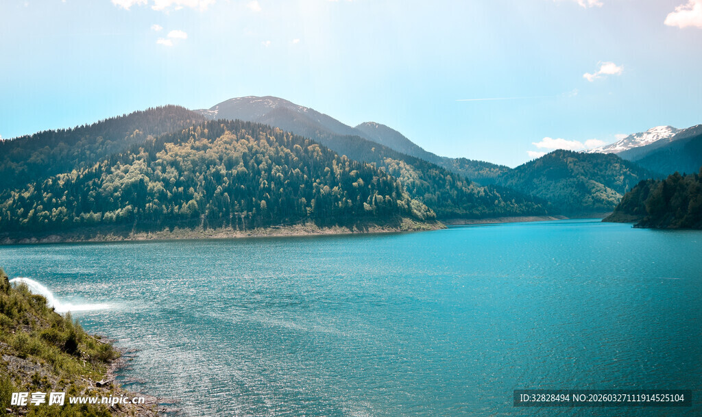 美丽湖景与远处山峦