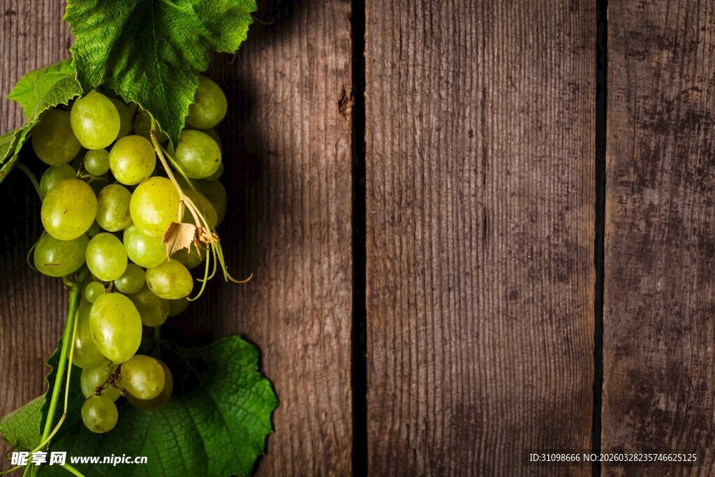 木质背景上的绿葡萄串