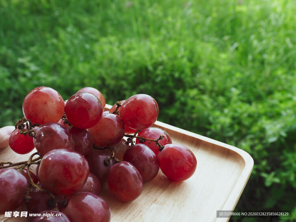 新鲜红葡萄