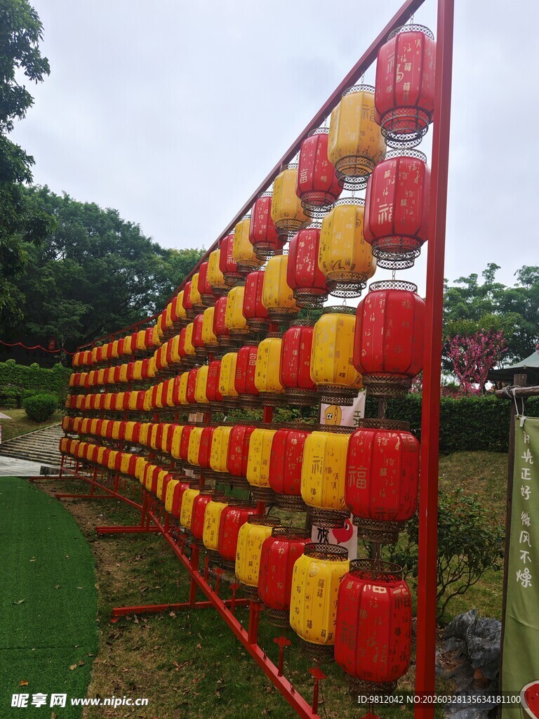 户外阵列式红黄灯笼景观