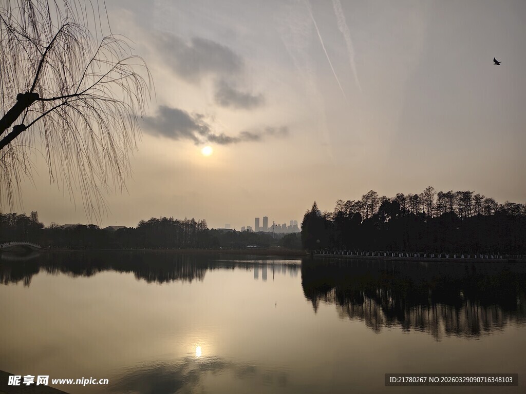 湖畔夕阳美景