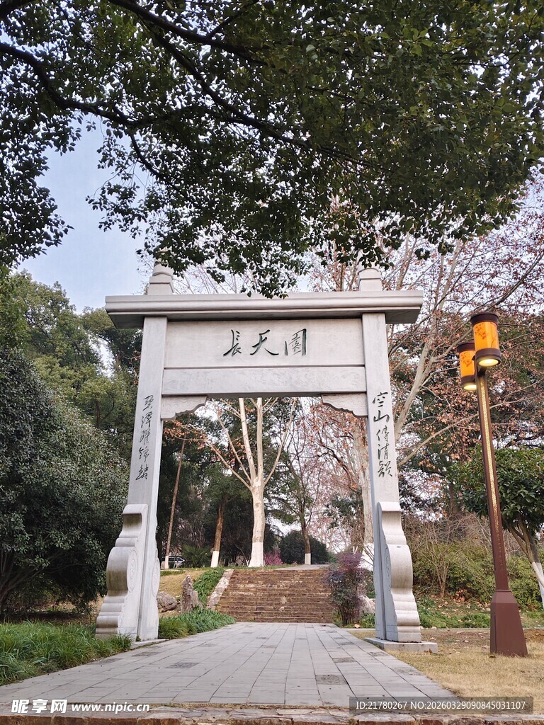 古牌坊下的春日景致