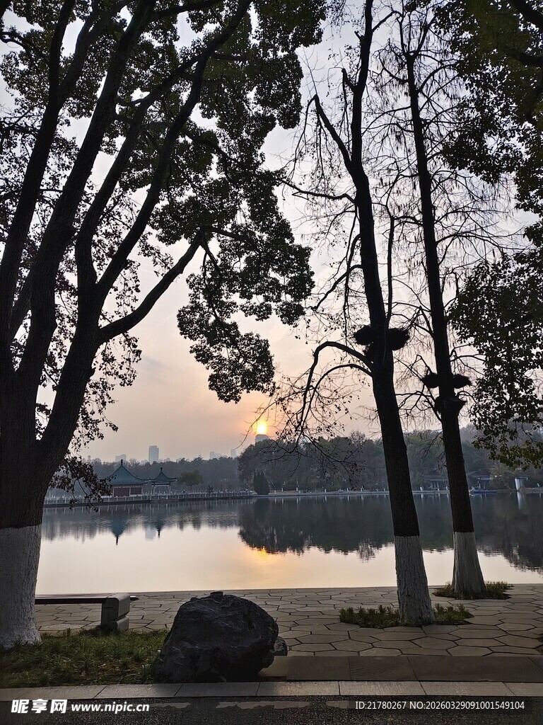 湖畔黄昏景