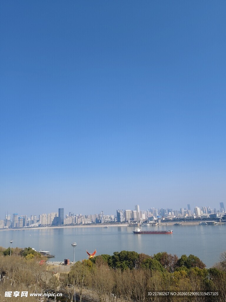 城市江畔风光远眺