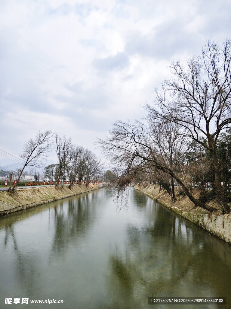 冬日河岸风景