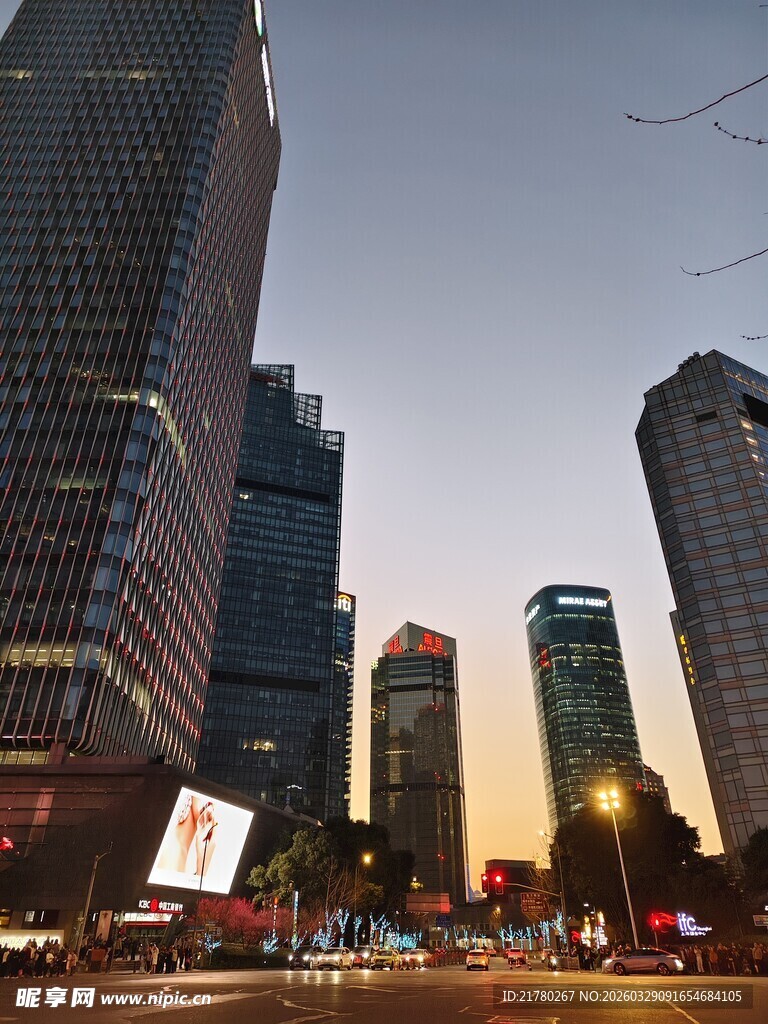 都市黄昏下的高楼街景