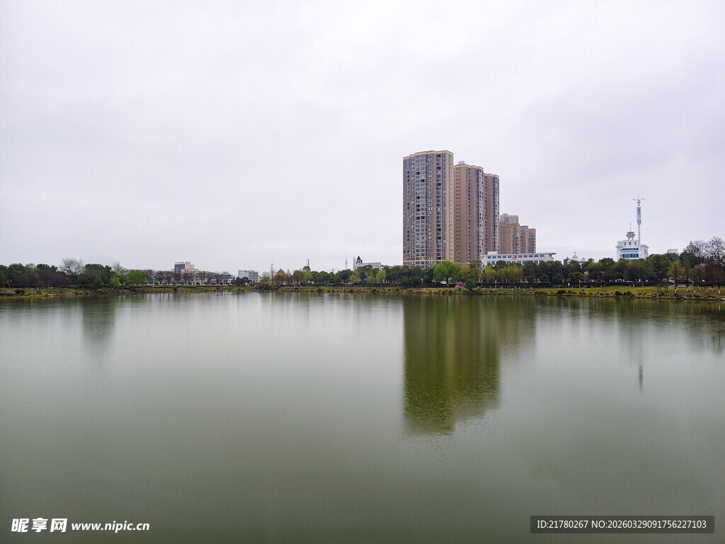 湖畔高楼倒影风景如画