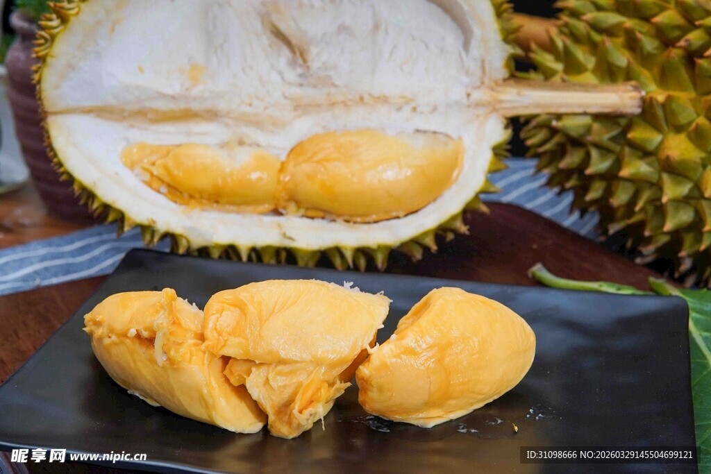 新鲜剥开的美味榴莲果肉