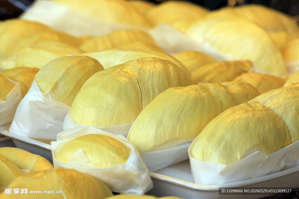 新鲜美味的榴莲整齐摆放