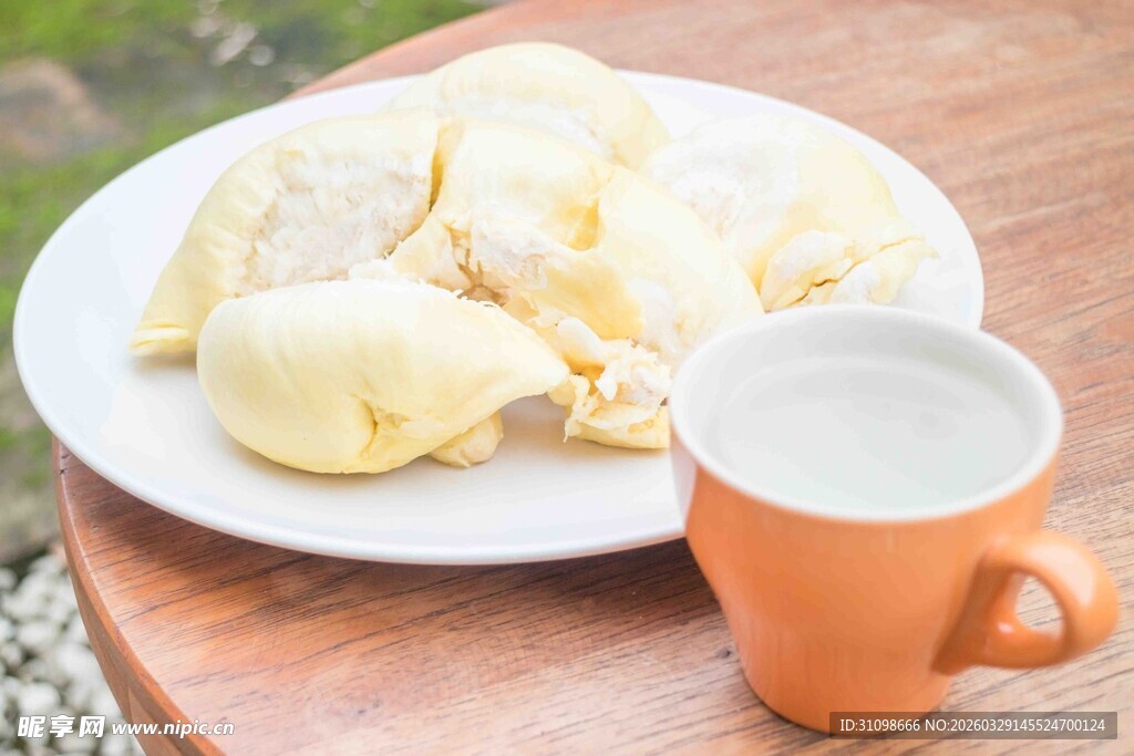 桌上的榴莲与热饮