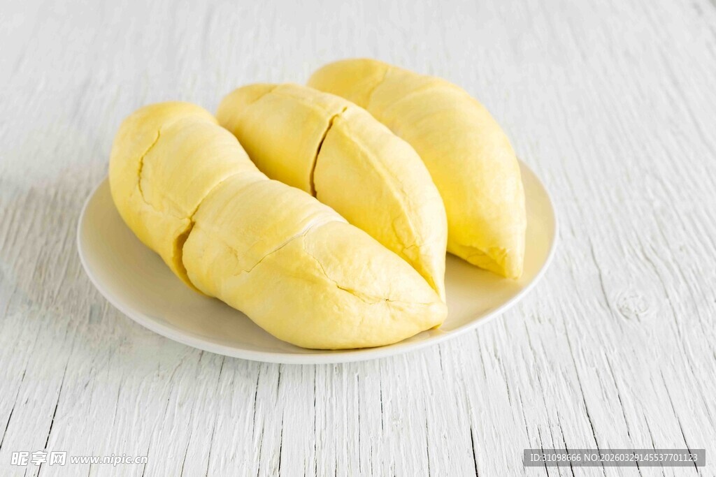 剥开的榴莲果肉摆于盘中