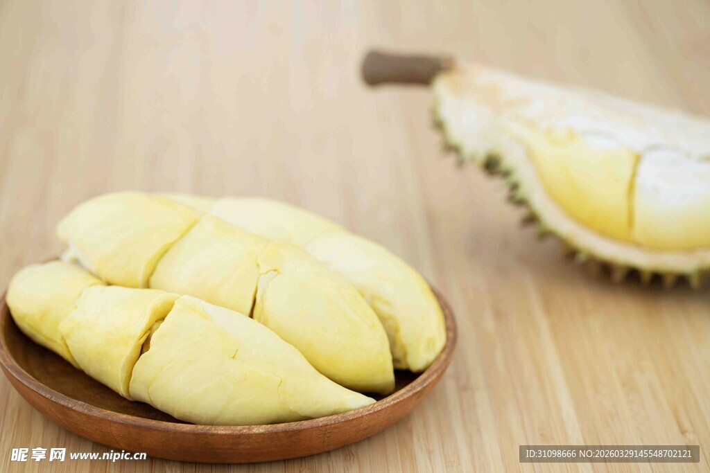 木盘里的美味榴莲果肉