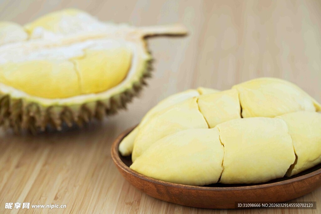 木盘里的新鲜美味榴莲
