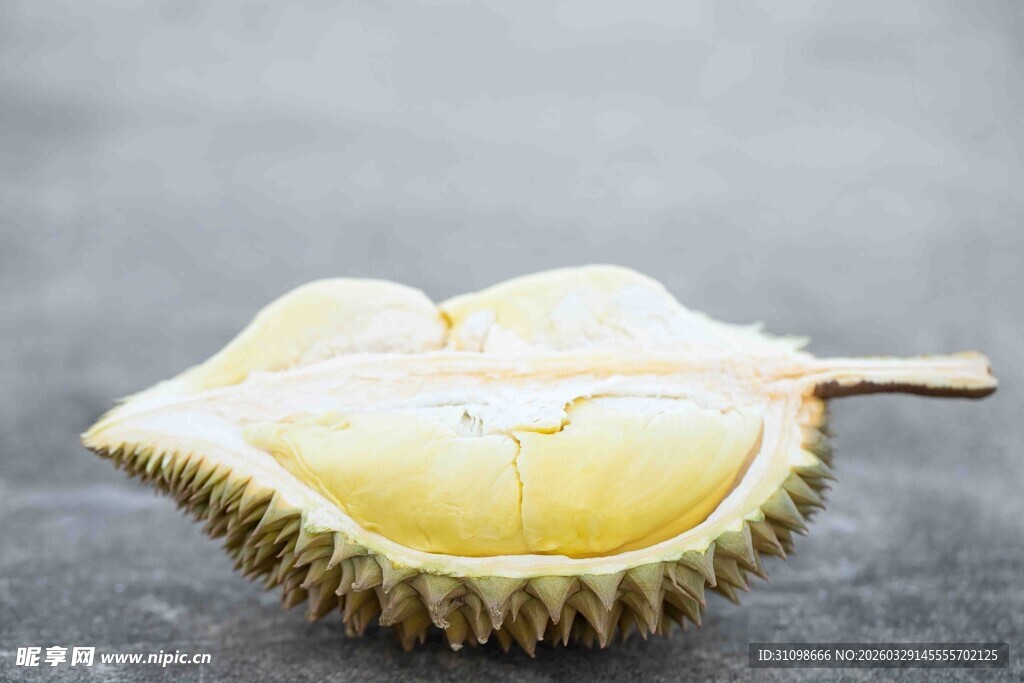 切开的新鲜榴莲果肉