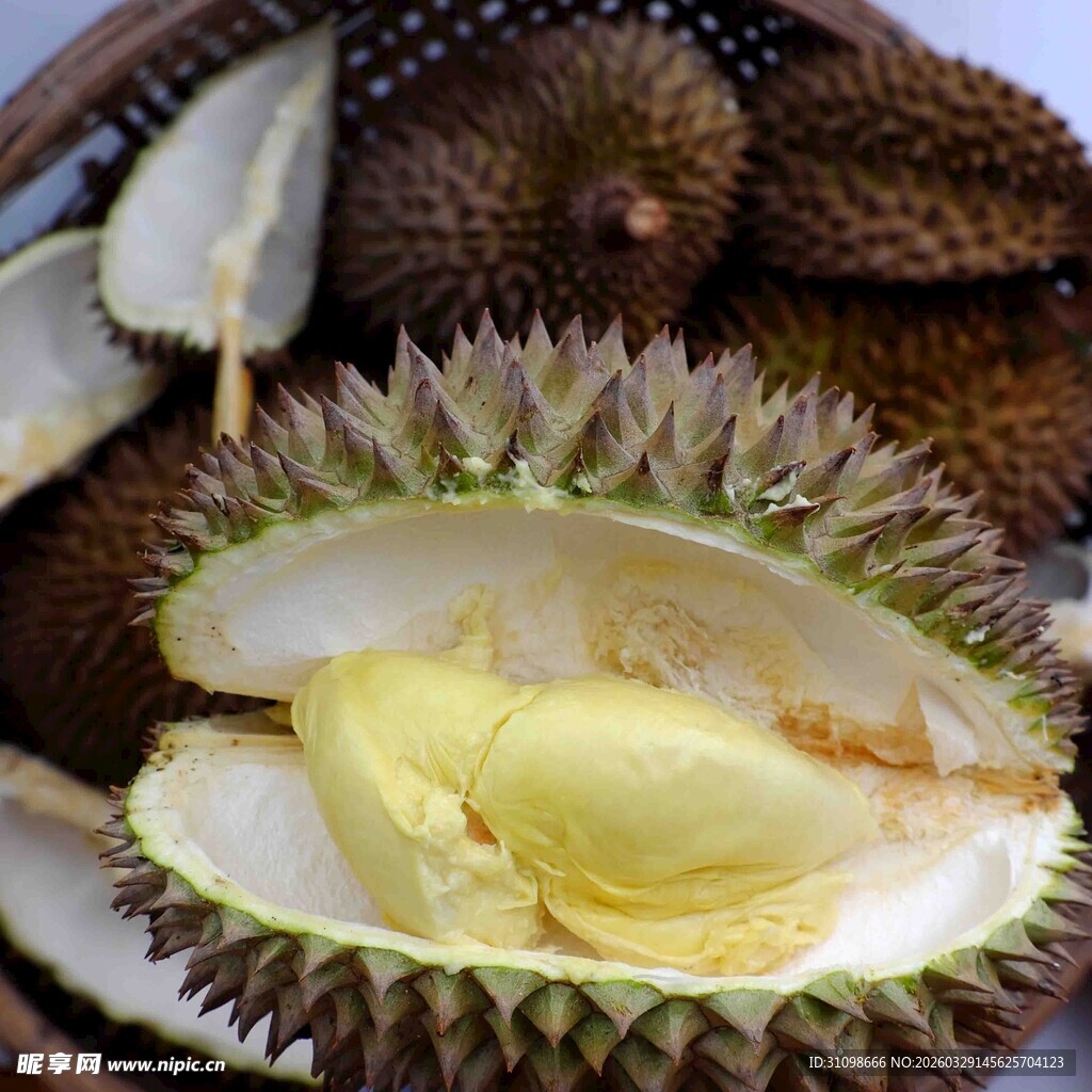 剥开的美味榴莲果肉