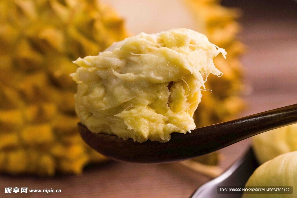 木勺舀起的香甜榴莲果肉