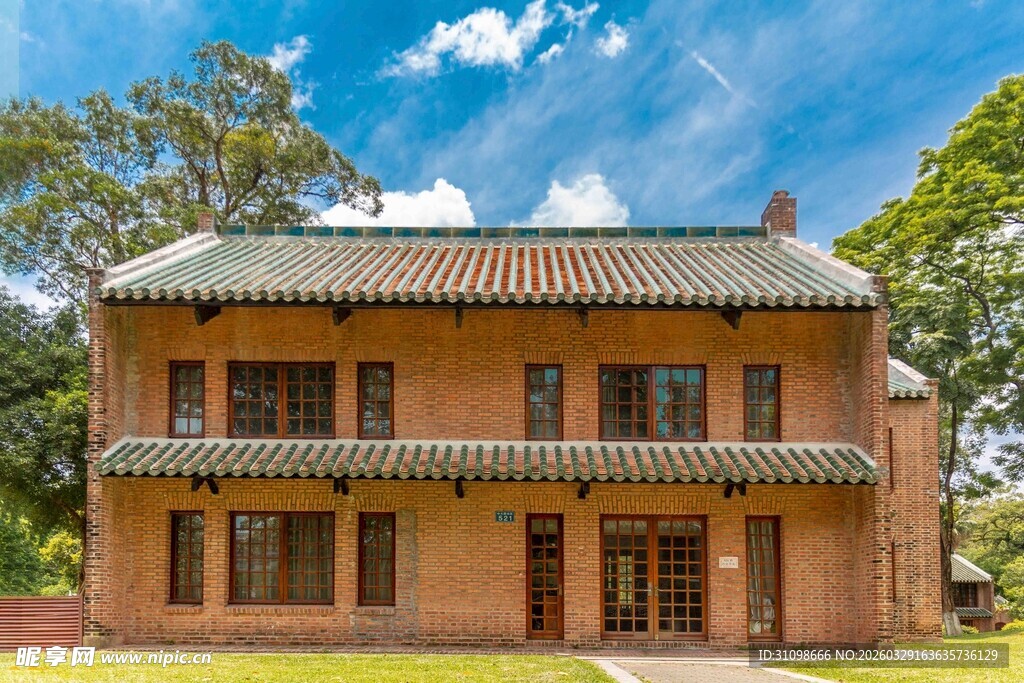 中式两层庭院住宅外观