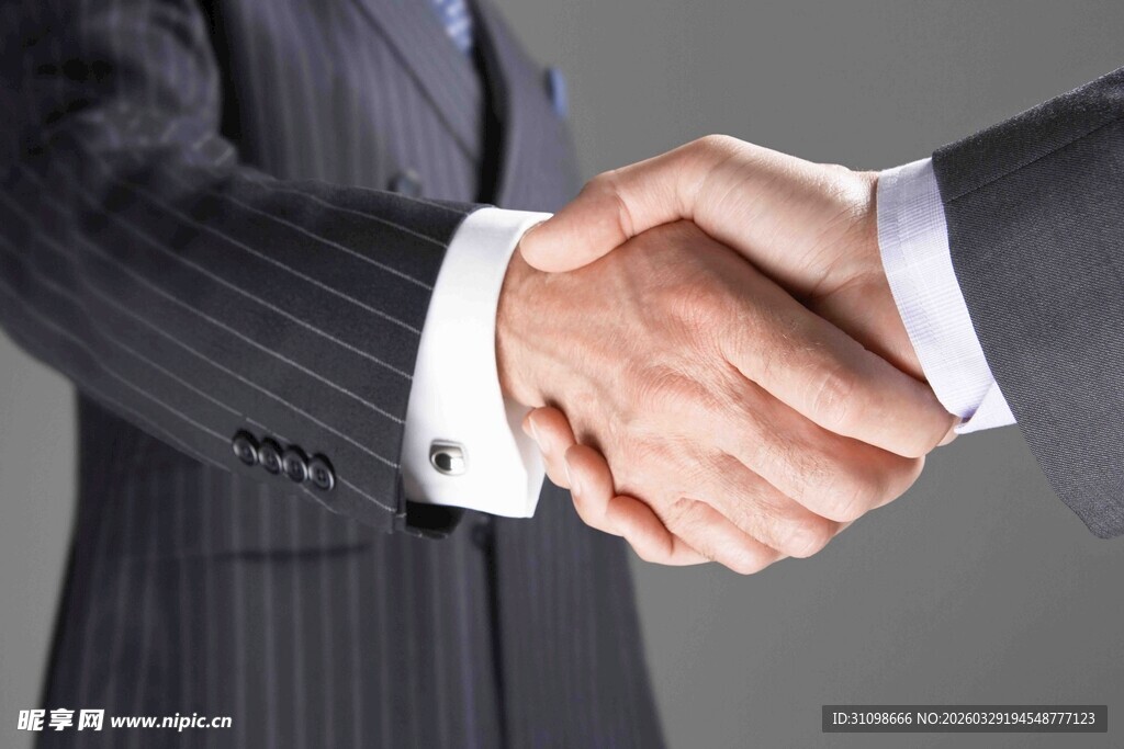 商务人士握手合作瞬间