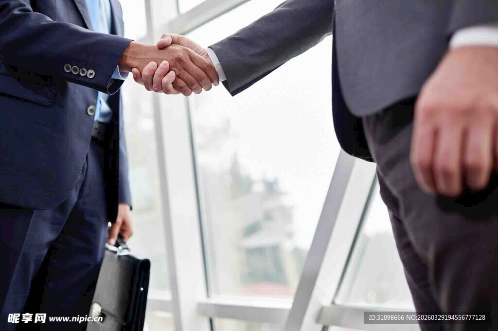 商务人士握手合作瞬间