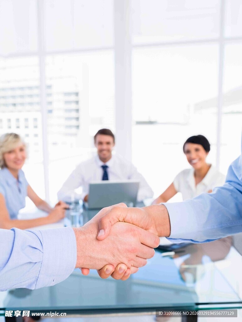 商务人士会议室握手场景