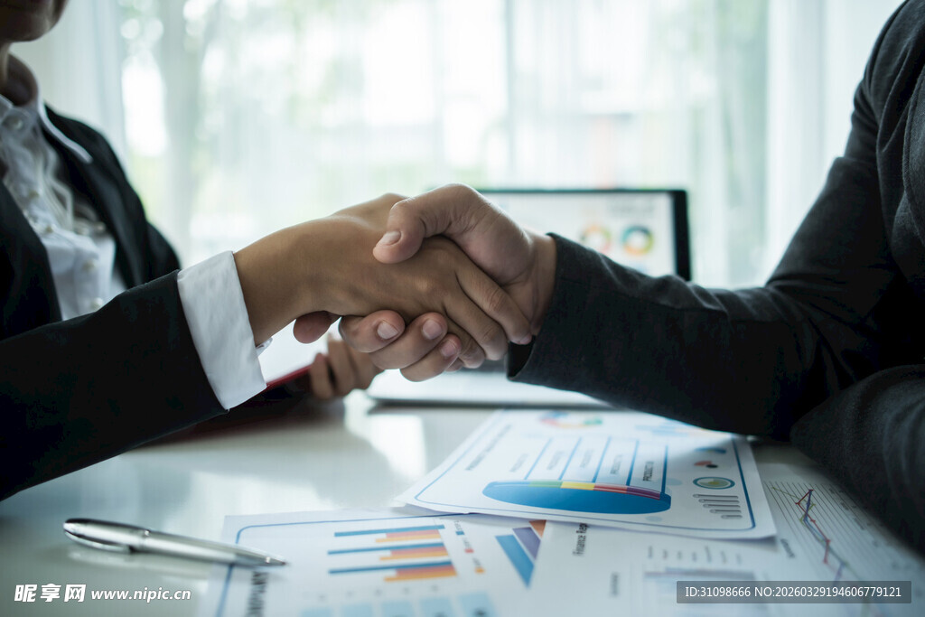 商务人士握手洽谈合作